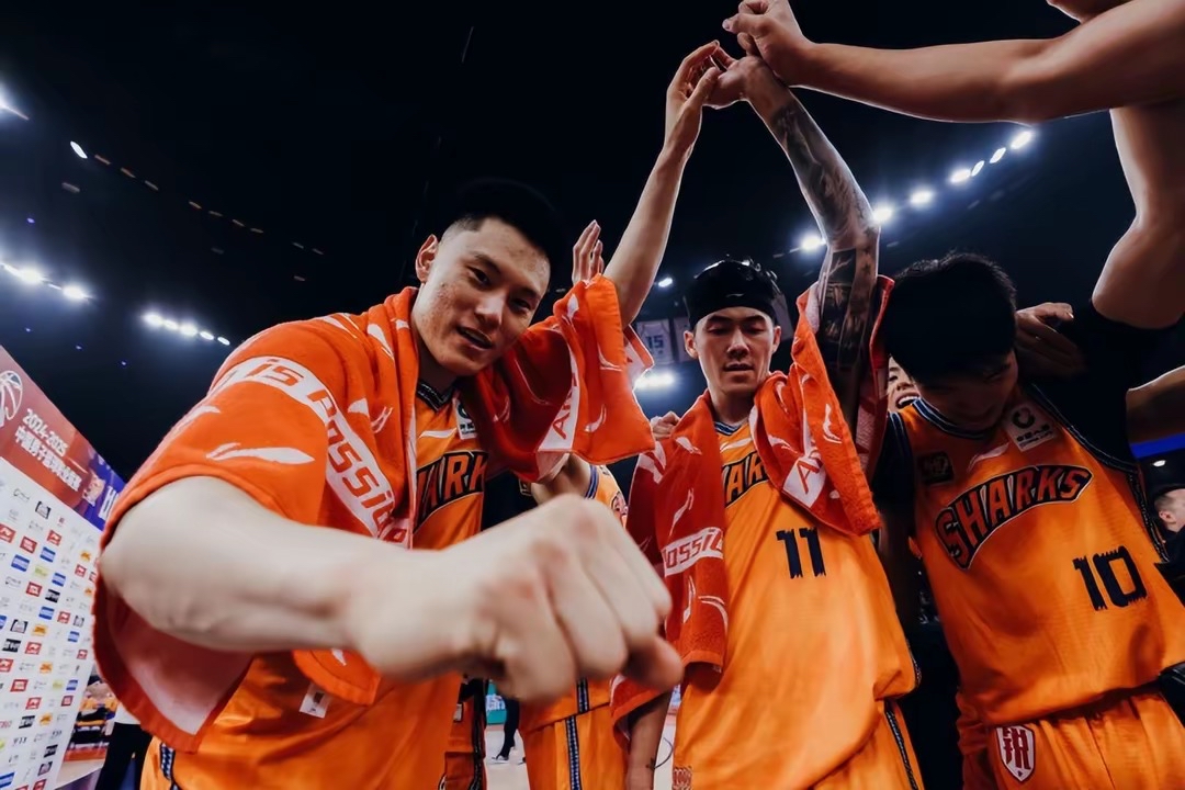 包含CBA季后赛冲刺阶段再迎强敌；武汉三镇刷新队史纪录；主帅态度——球迷炸锅；更衣室氛围转暖的词条