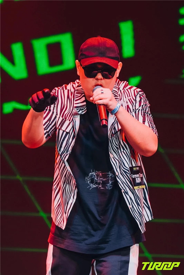 巴塞罗那训练开放日，今晨远射贴柱引欢呼，英超在即，临场指挥获称赞的简单介绍-爱游戏体育官方